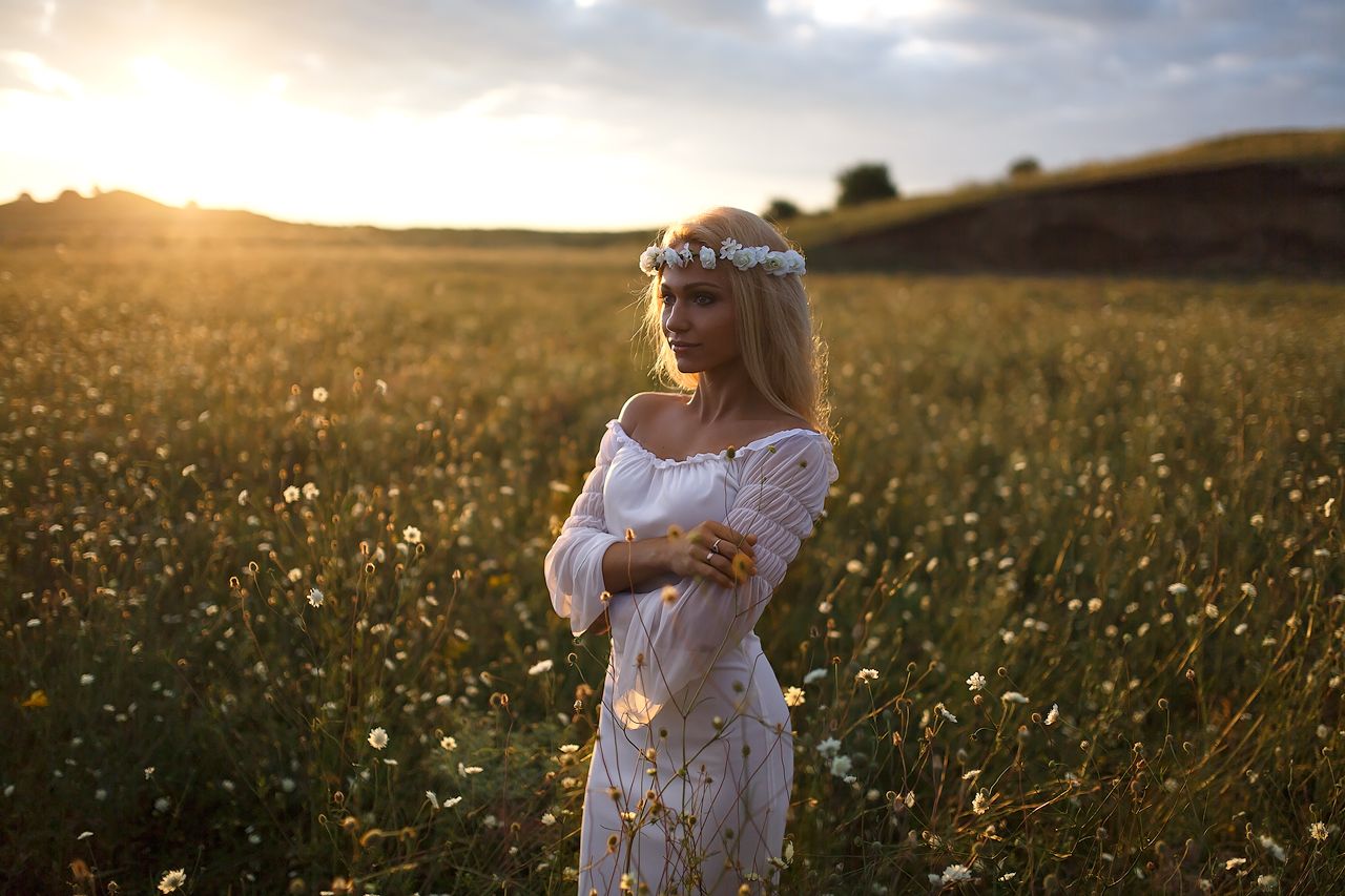 Girls in Slavic costumes in Indore