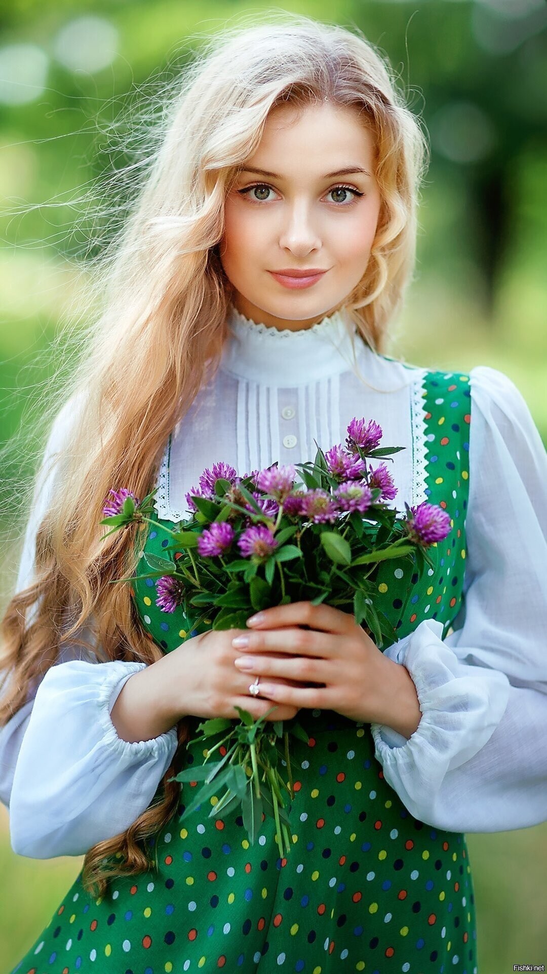 Girls in Slavic costumes in Indore